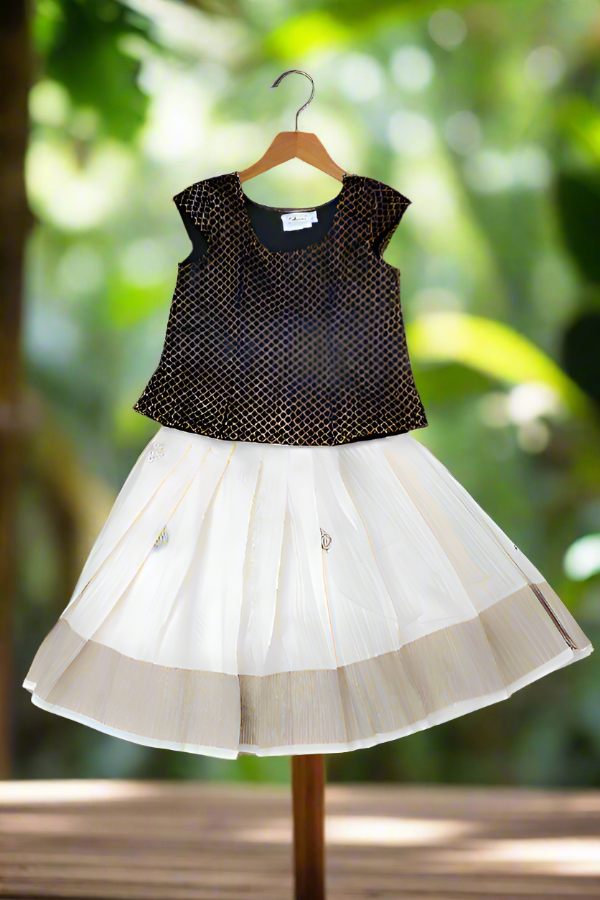 "New cotton lehenga design: Exquisite white combination skirt."